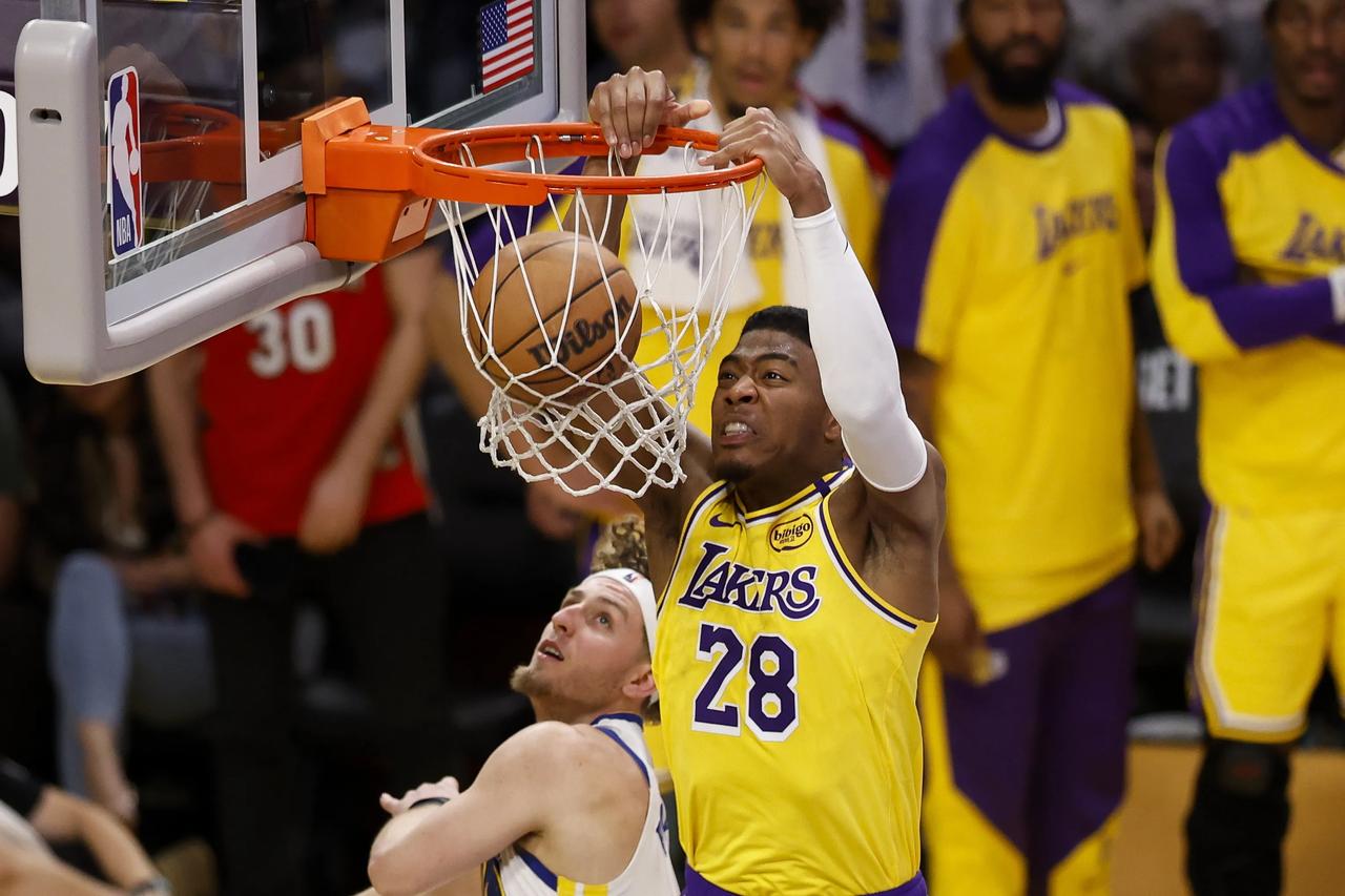 NBA首轮晋级赔率：湖人森林狼五五开快船占优(湖人惨败森林狼)