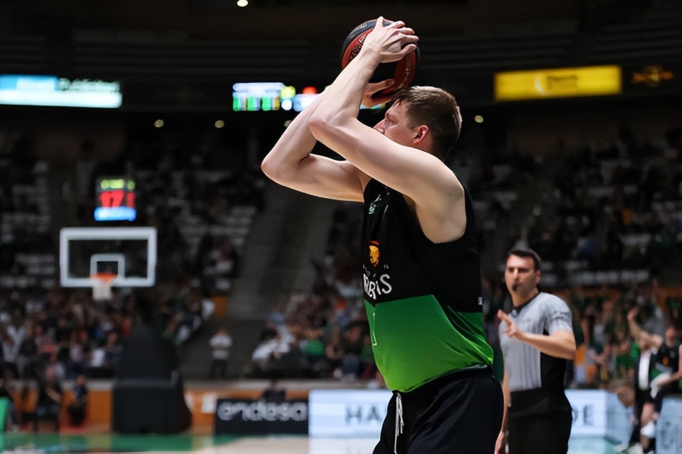 拉塞尔加盟雄鹿？他本赛季的表现如何？(nba拉塞尔)