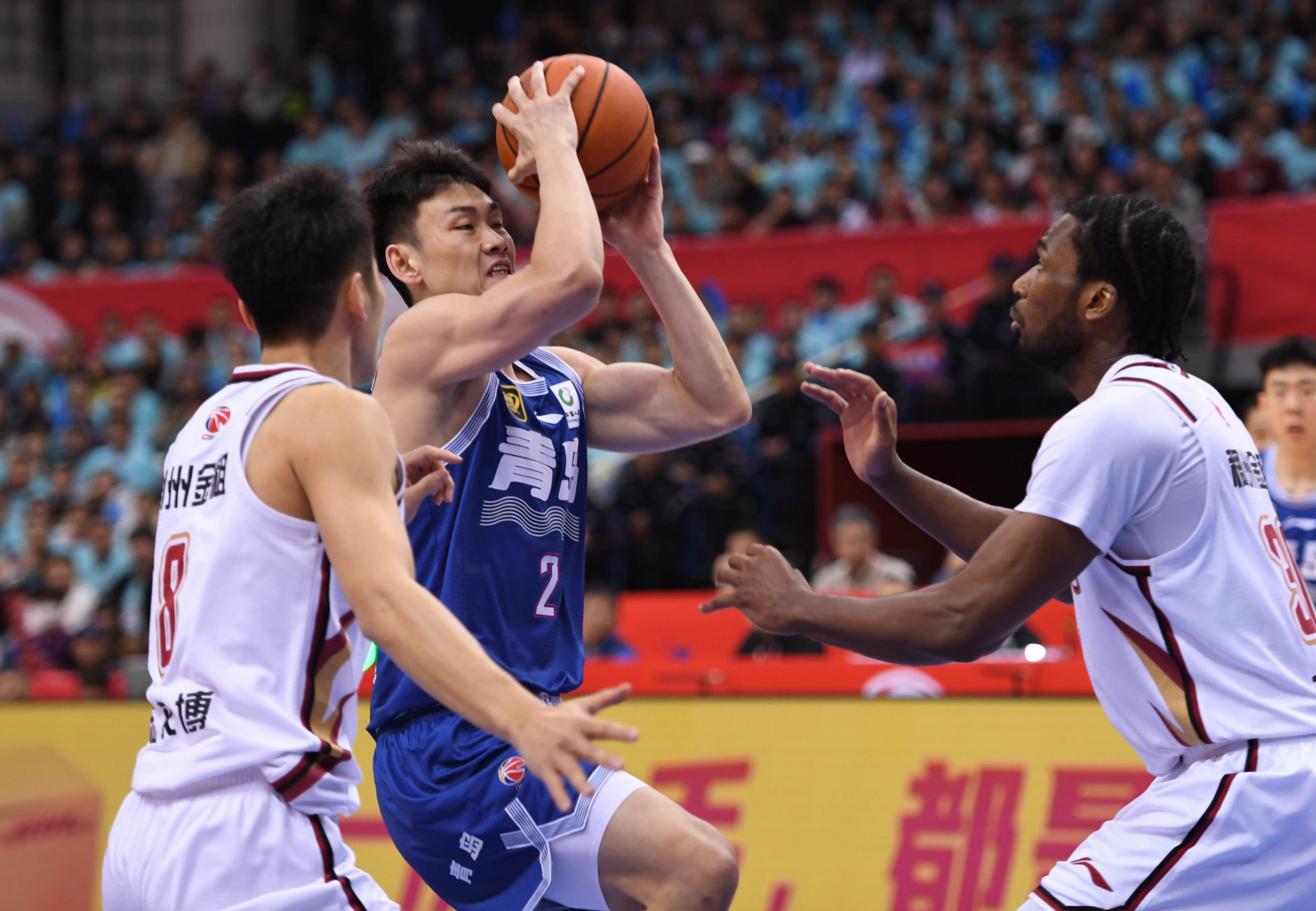 青岛男篮挑战夺冠，雄心勃勃(中国男子篮球职业联赛拼搏精神是什么)